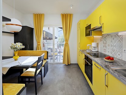 Pensionen - Umgebungsschwerpunkt: Berg - Der elegante Wohnbereich mit Küche der gelben Ferienwohnung ist mit allen Annehmlichkeiten ausgestattet.   - Residence Sonnengarten**