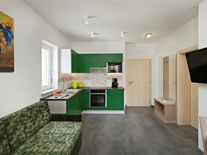 Pensionen - Garten - Viel Platz und Licht bietet Ihnen der Wohn- und Küchenbereich unserer grünen Ferienwohnung.  - Residence Sonnengarten**