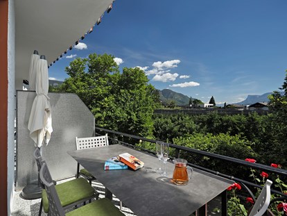Pensionen - Wanderweg - Genießen Sie eine Auszeit oder nehmen Ihre Mahlzeit auf dem vom Grün der Obstwiesen umgebenen, sonnigen Balkon ein.     - Residence Sonnengarten**