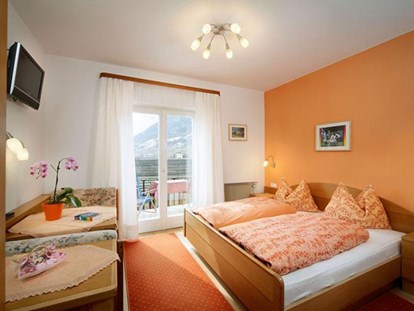 Pensionen - WLAN - Unser oranges Doppelzimmer bereichert Ihre Ferienzeit mit seiner warmen belebenden Farbkombination aus orangen und weißen Flächen.  - Residence Sonnengarten**