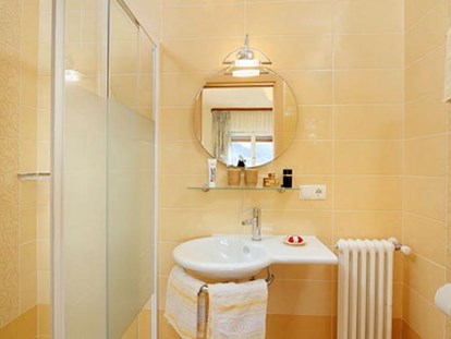 Pensionen - Umgebungsschwerpunkt: am Land - Farblich abgestimmt mit dem Schlafzimmer verfügt das Bad über eine großzügige Dusche mit hochmoderner Regenschauerbrause, einem individuellem Waschtisch, Haar Föhn und WC.        - Residence Sonnengarten**