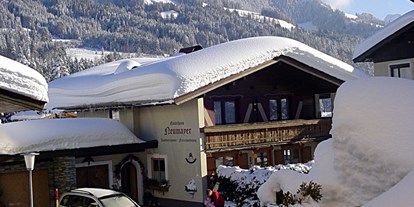 Pensionen - Parkplatz: kostenlos bei der Pension - Tirol - Winteransicht - Gästehaus Neumayer alpine**sports**appartements - Gästehaus Neumayer