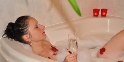 Pensionen - Salzburg und Umgebung - Ferienwohnungen/Suiten: Whirlpool im Badezimmer - Appartementhaus Grill