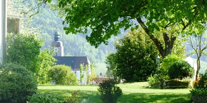 Pensionen - Garten - Gartenbereich mit Aussicht auf Ortszentrum - Lehnerhof