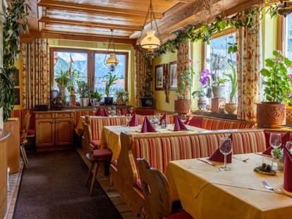 Pensionen - Frühstück: serviertes Frühstück - Österreich - Restaurant der Gäste-Pension Dorfstube in Holzgau. - Gasthof-Pension-Dorfstube