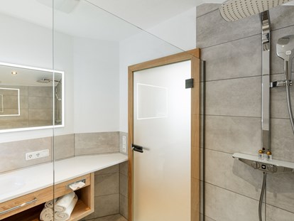 Pensionen - Kühlschrank - Österreich - Badezimmer 301 mit großem Waschtisch und Kneipp-Dusche. - Gasthof-Pension-Dorfstube