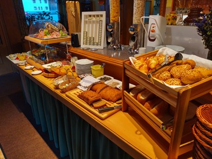 Pensionen - Radweg - Tirol - Frühstück am Buffet oder auch serviert am Tisch mit leckerem hausgemachten Brot und regionalem Brot aus der Bäckerei in Steeg. - Gasthof-Pension-Dorfstube