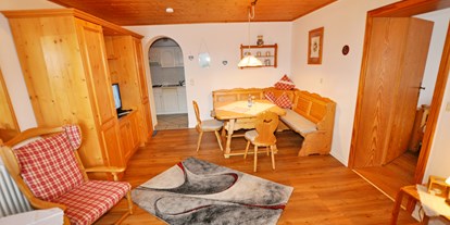 Pensionen - Langlaufloipe - Tirol - Wohnzimmer in der 2 Zimmerferienwohnung "Vergissmeinnicht" - 45 m² - Landhaus Wildschütz - Ferienwohnungen mit Königscard