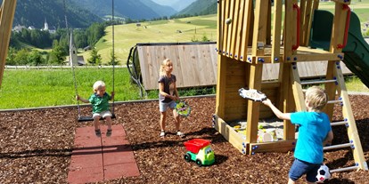 Pensionen - Parkplatz: kostenlos bei der Pension - Tirol - Kinderspielplatz direkt vorm Haus - Bergerhof