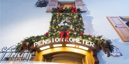 Pensionen - Parkplatz: kostenlos bei der Pension - Tirol - Eingang Pension Kometer - Pension Kometer***