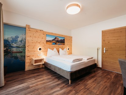 Pensionen - Fahrradverleih - Doppelzimmer mit neuen Betten an der Zirbenholzwand.  - Pension Sonnenhof