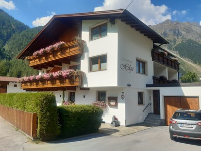 Pensionen - Parkplatz: kostenlos bei der Pension - Tirol - Hausansicht Eingang - Gästehaus Helga