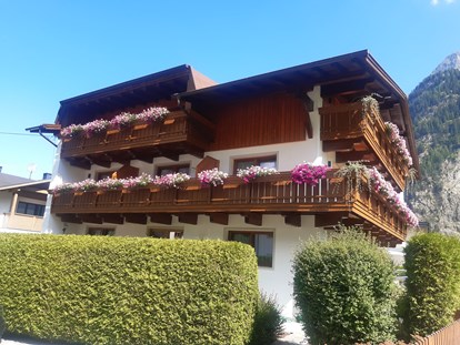 Pensionen - Langlaufloipe - Tirol - Hausansicht Süd/West - Gästehaus Helga