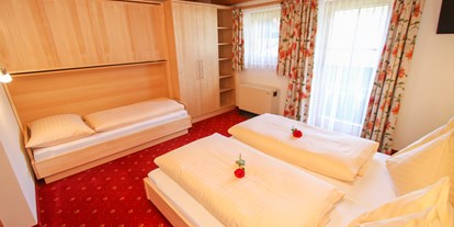 Pensionen - Kühlschrank - Pinzgau - Schlafzimmer mit drei Betten  - Urlaubsparadies Liebmannhof