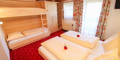 Pensionen - Kühlschrank - Pinzgau - Schlafzimmer mit vier Betten - Urlaubsparadies Liebmannhof