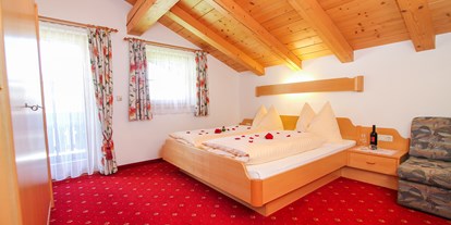 Pensionen - Pinzgau - Schlafzimmer für 3 Personen plus Gitterbett - Urlaubsparadies Liebmannhof
