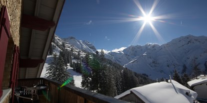 Pensionen - Vorarlberg - "Panorama" Balkon mit atemberaubendem Blick auf die umliegende Bergwelt - Schwarzmann's Ferienwohnungen