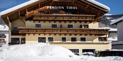 Pensionen - Parkplatz: kostenlos bei der Pension - Tirol - Außenansicht Winter - Pension Tirol