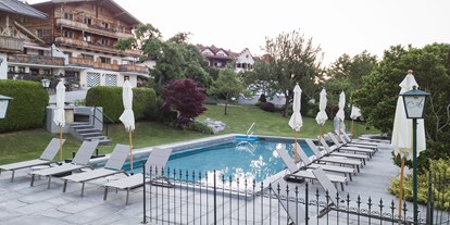 Pensionen - Pool - Tirol - Im Sommer genießen Sie unseren Panoramapool direkt neben dem romantischen Schlösslgarten. Suchen Sie sich Ihren Platz an der Sonne auf einer der gemütlichen Ruheliegen direkt am Pool. Rund ums Jahr dürfen Sie sich in unserem Hallenbad wohlfühlen. Die Wasserwelt im Hotel AlpenSchlössl hält Genussmomente für Sie bereit. - Landhaus Ager
