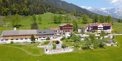 Pensionen - Pool - Tirol - Mitten im Grünen und fernab der großen Städte liegt das Landhaus Ager und Haupthaus Hotel AlpenSchlössl auf einer malerischen Hochebene in Söll am Wilden Kaiser in Tirol. Umgeben von unberührter Natur und umrahmt von sonnenbeschienen Wiesen und stillen Wäldern ist unser familiengeführtes 4- Sterne-Hotel ein Refugium der Ruhe inmitten der Tiroler Bergwelt. Die hervorragende Lage macht unser Haus einzigartig. In welche Richtung man auch schaut, immer staunt man über ein phänomenales Bergpanorama! Hotel AlpenSchlössl und Landhaus Ager befinden sich direkt nebeneinander. Abgerundet wird dieses Bild alpiner Idylle mit dem traditionellen Agerhof und unserem romantischen Schlösslgarten. - Landhaus Ager