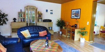 Pensionen - Umgebungsschwerpunkt: Meer - Holtgast - Wohnzimmer - Ferienwohnung Kutscherhuus mit Sauna in Ostfriesland
