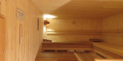 Pensionen - Terrasse - Holtgast - Neue Gartensauna mit Münzbetrieb - Ferienwohnung Kutscherhuus mit Sauna in Ostfriesland