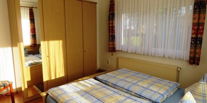 Pensionen - Garten - Holtgast - Schlafzimmer II mit 2 Betten - Ferienwohnung Kutscherhuus mit Sauna in Ostfriesland