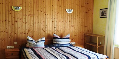 Pensionen - WLAN - Nordseeküste - Schlafzimmer I mit 3 Betten - Ferienwohnung Kutscherhuus mit Sauna in Ostfriesland