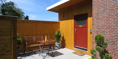 Pensionen - Holtgast - Neue Sauna-Terrasse - Ferienwohnung Kutscherhuus mit Sauna in Ostfriesland