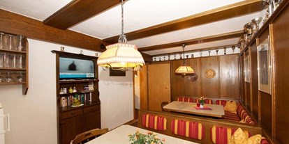 Pensionen - Umgebungsschwerpunkt: Strand - Pinzgau - Aufenthaltsraum, TV - Raum mit Kühlschrank  - Pension Alpenrose