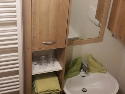 Pensionen - Wanderweg - Familienzimmer "1"...Badezimmer mit WC + Badewanne... - Haus Heidi