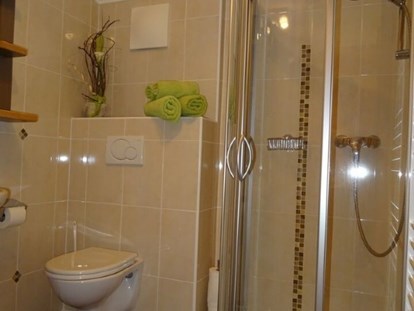 Pensionen - WLAN - Pinzgau - Familienzimmer"3"...Badezimmer mit Dusche + WC... - Haus Heidi