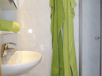 Pensionen - Garten - Salzburg - Doppelzimmer"2"....Dusche und von einander getrenntes WC... - Haus Heidi