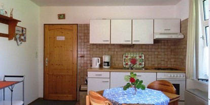 Pensionen - Garten - Ostfriesland - Küchenzeile im Wohnzimmer - Ferienhaus Mariechen an der Nordseeküste