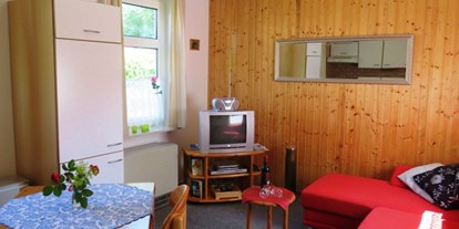 Pensionen - Garten - Niedersachsen - Wohnzimmer mit einer Küchenzeile - Ferienhaus Mariechen an der Nordseeküste