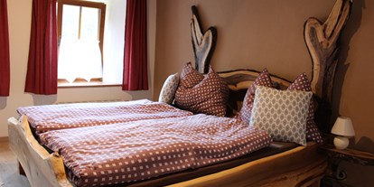 Pensionen - Radweg - Steiermark - Schlafzimmer "Urige Hütte", ideal für 2 Erwachsene für einen romantischen Urlaub am See! - Tiefala´s Eck