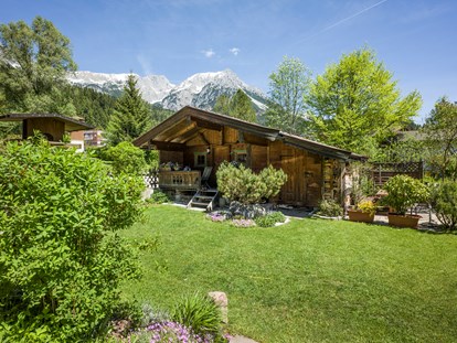 Pensionen - Langlaufloipe - Tirol - Garten mit Gartenhütte - Zimmer & Appartements Pension Hinterholzer