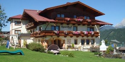 Pensionen - Umgebungsschwerpunkt: am Land - Steiermark - Aussenansicht mit Garten - Hotel Pension Sporthof