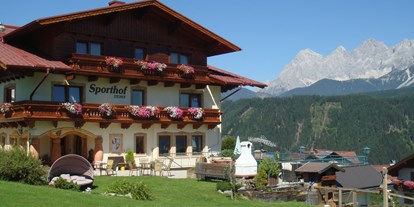 Pensionen - Umgebungsschwerpunkt: am Land - Steiermark - Aussenansicht mit Blick zum Dachstein - Hotel Pension Sporthof