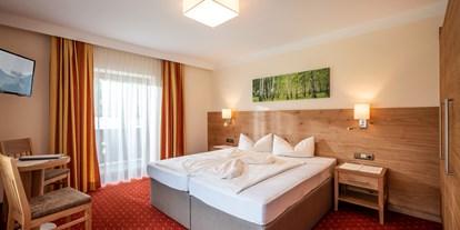 Pensionen - Pool - Tirol - Alle Zimmer verfügen über einen Tisch mit 2-3 Stühlen - Hotel Garni Birkenhof & Apartments Rosenhof