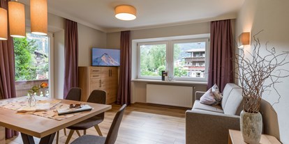 Pensionen - Pool - Tirol - Apartments mit großzügigen Wohnzimmern im Rosenhof in Mayrhofen/Zillertal. - Hotel Garni Birkenhof & Apartments Rosenhof