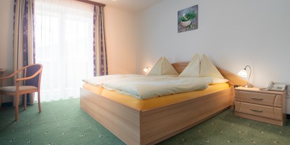 Pensionen - Umgebungsschwerpunkt: Therme - Salzburg - Doppelzimmer mit Bad, Wc, Telefon,TV , kostenloses W-lan und Südbalkon - Pension Gstrein