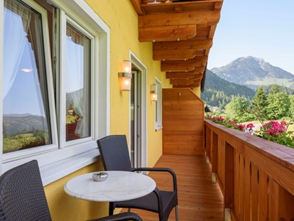 Pensionen - Terrasse - Österreich - Balkon mit Blick aufs Gamsfeld - Gasthof Waldwirt