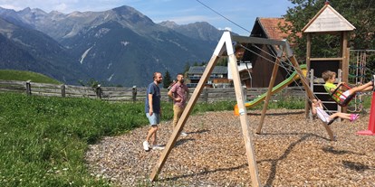 Pensionen - Parkplatz: kostenlos bei der Pension - Tirol - Kinderspielplatz Schaukel Niederthai im Ötztal Ferienwohnungen der Veitenhof Sommer Familienurlaub - Bio & Reiterhof der Veitenhof