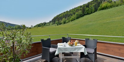 Pensionen - Kühlschrank - Tiroler Unterland - Sonnenterrasse für unsere Gäste , zum Entspannen und den Abend ausklingen lassen - Hotel Garni Tirol im Kaiserwinkel
