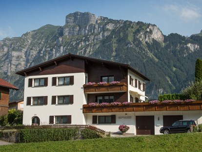 Pensionen - Vorarlberg - Aussenaufnahme, im Hintergrund sehen Sie unseren Hausberg die Kanisfluh - Gästehaus Lässer