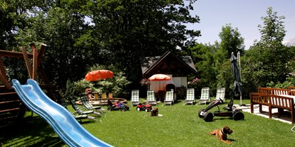 Pensionen - Pool - Salzburg - Gemütliche Stunden in unserem gepflegten Garten - Pension-Appartements Ötzmooshof ***