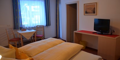 Pensionen - Vorarlberg - Zimmer 4 mit Teppichboden ca. 24 m" groß mit DU/WC/TV/WLAN und großem Balkon - Gästehaus Manuela Puchmayr