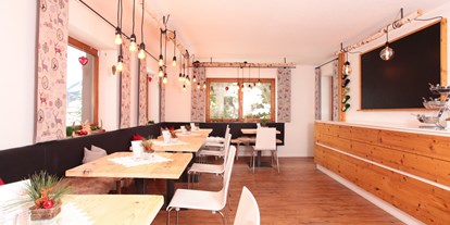 Pensionen - weitere Verpflegungsmöglichkeiten: Nachmittagskaffee - Österreich - Neue Gästestube im alpinem Ambiente mit Ausgang zur Sonnenterrasse - Landhaus Bromm