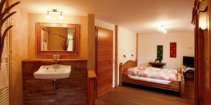 Pensionen - Umgebungsschwerpunkt: Berg - Schladming-Dachstein - Uriges Doppelbettzimmer mit Dusche und WC. - Ortnerhof Ennstal